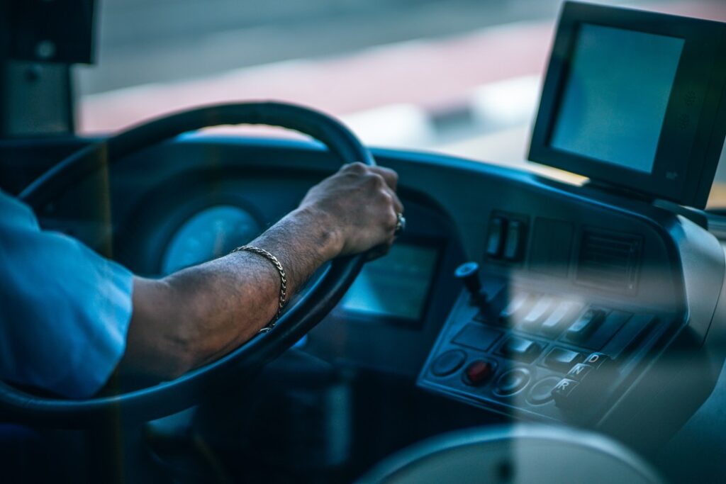 Aposentadoria especial para motorista de ônibus urbano: guia completo do INSS - Larissa Brune Advogada - Soluções Jurídicas Ágeis e Seguras e transparentes.